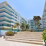 Cartagena Genius Morros frente al mar